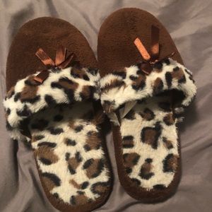 Slippers/house shoes